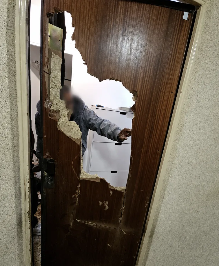 Exemple d'une porte détériorée après une mauvaise intervention